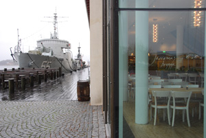 Rock och musikkårtill Marina museets brygga.